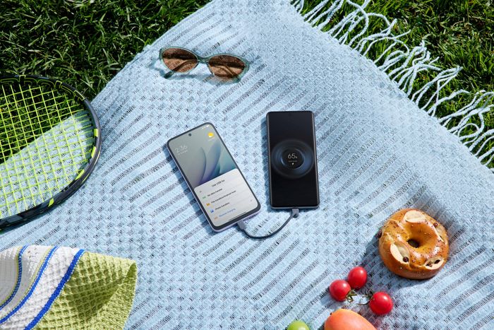 Redmi 15 nằm trong số ít những điện thoại tầm trung được tích hợp khả năng sạc ngược tiện lợi