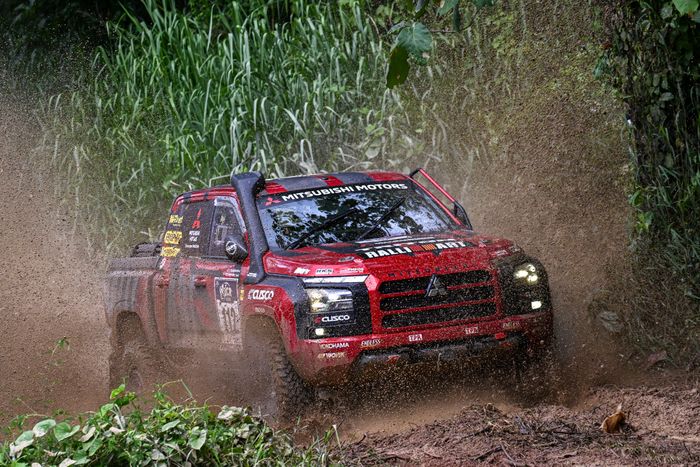 Mitsubishi Triton (1).jpg