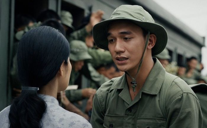 Cường chính là nhân vật trung tâm, xuyên suốt toàn bộ cốt truyện của Mưa Đỏ.
