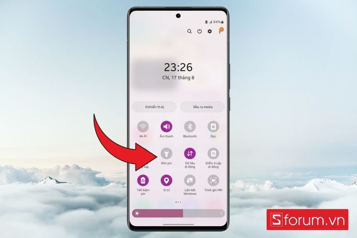 Nhấn vào biểu tượng Đèn pin để kích hoạt