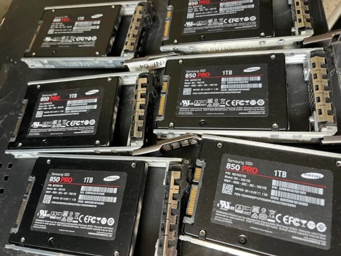 Thành viên Reddit may mắn tìm thấy sáu ổ SSD Samsung 850 Pro 1TB bị vứt bỏ trong thùng rác