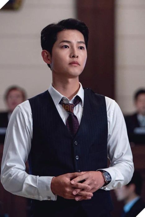 Nguồn tài chính vững mạnh của Song Joong Ki được xây dựng từ ba trụ cột chính: nghệ thuật diễn xuất, các hợp đồng đại sứ cho những nhãn hàng xa xỉ phẩm và lĩnh vực đầu tư bất động sản cao cấp.