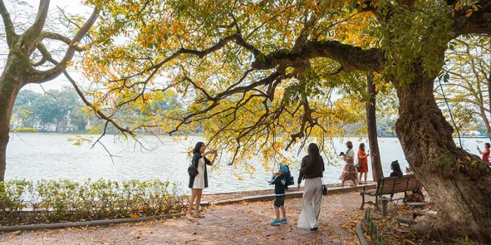 Đi bộ thong thả quanh Hồ Hoàn Kiếm luôn là trải nghiệm được cả du khách thập phương lẫn cư dân bản địa vô cùng yêu thích.