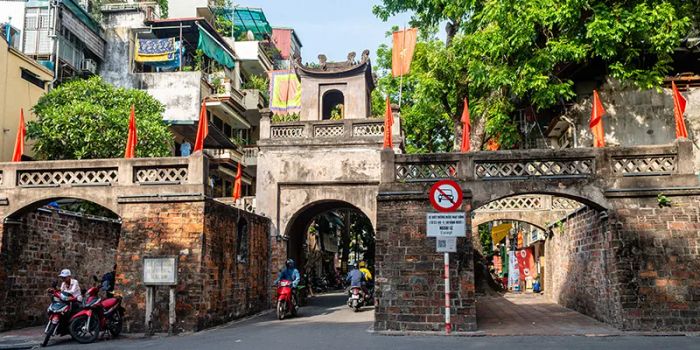 Khu vực quanh Hồ Hoàn Kiếm thể hiện rõ nét sự pha trộn độc đáo giữa đời sống hiện đại và những giá trị lịch sử lâu đời.