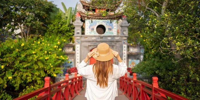 Cây cầu Thê Húc sơn màu đỏ son nối dẫn vào đền Ngọc Sơn đã trở thành một biểu tượng vĩnh cửu, vượt qua mọi thử thách của thời gian để định hình hình ảnh Hà Nội.