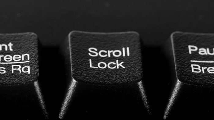 Đối với bàn phím cơ học, người dùng chỉ cần nhấn phím Scroll Lock và kiểm tra đèn tín hiệu để xác nhận trạng thái hoạt động