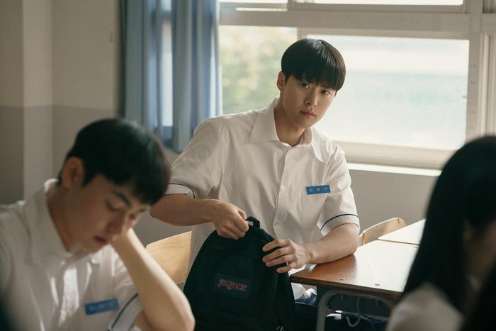 Gong Myung rất hợp vai Han Yun Seok, mang đến một quá khứ đau thương đầy ám ảnh.