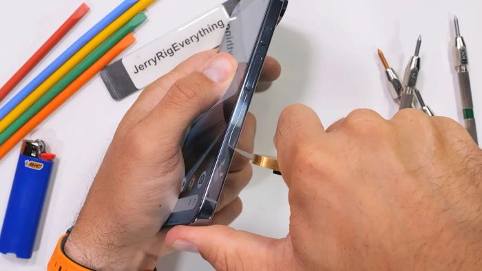 Khung viền của Google Pixel 10 Pro XL dễ bị trầy xước khi tiếp xúc với dao rọc giấy.