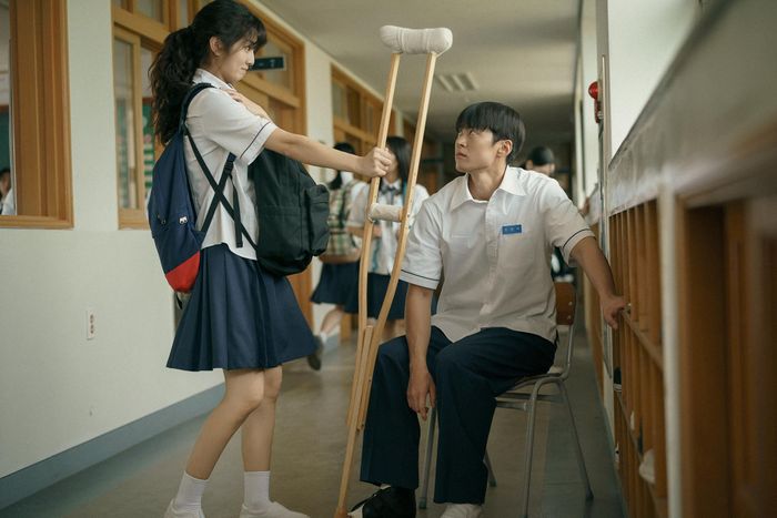 Ban đầu, Yun Seok buộc phải tham gia nhóm cùng với Se Ri dù không hề mong muốn