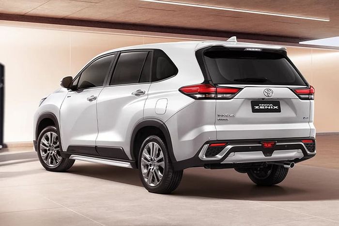 Toyota_Innova_zenix_002-1.jpg