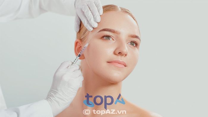 Chọn cơ sở uy tín và bác sĩ có chuyên môn cao là yếu tố quan trọng khi tiêm HA. Ưu tiên chọn cơ sở có giấy phép hoạt động hợp pháp và phòng thủ thuật vô khuẩn. Người thực hiện thủ thuật phải là bác sĩ chuyên khoa, có kiến thức về giải phẫu và xử lý các biến chứng nếu có. Cơ sở đó cần có quy trình an toàn rõ ràng và sẵn sàng sử dụng hyaluronidase khi cần thiết.