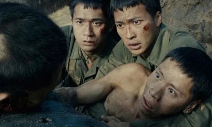 Cả Cường, Quang và Bình đều mang trong mình nỗi nhớ nhung Hồng, tình cảm ấy lặng lẽ nhưng thấm đẫm trong từng khoảnh khắc.