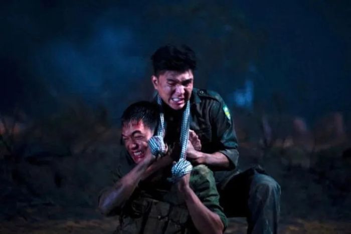 Tuyến tình cảm trong Mưa Đỏ tuy chưa hoàn chỉnh nhưng cũng không thể coi là thừa thãi.