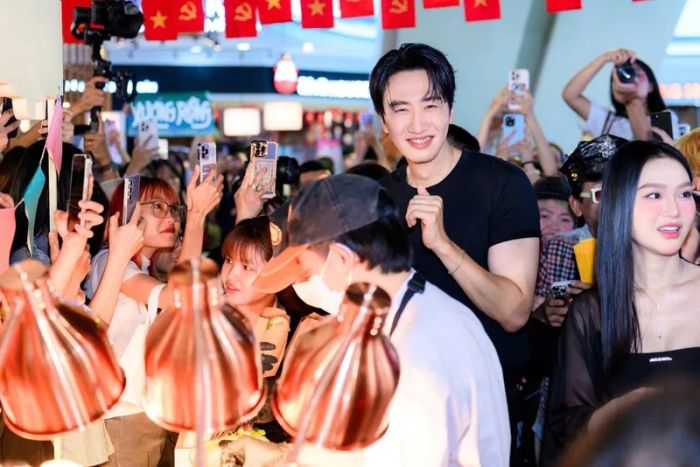Lee Kwang Soo được người hâm mộ bao quanh đầy nhiệt huyết