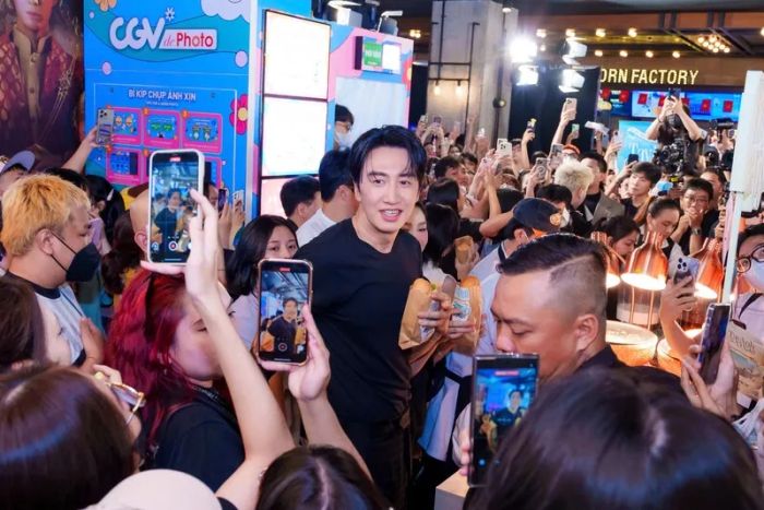 Lee Kwang Soo bất ngờ và xúc động trước tình cảm nồng nhiệt của fan Việt