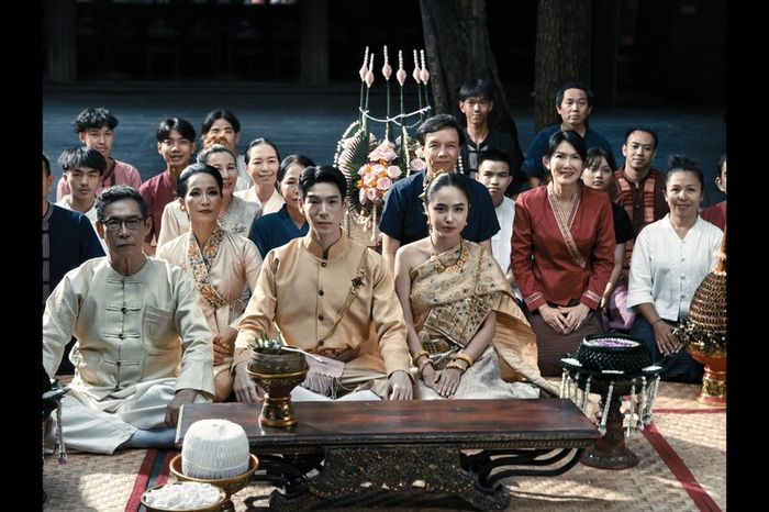 Nhịp phim nhanh và dồn dập với nhiều nghi lễ cưới đặc trưng trên đất Thái