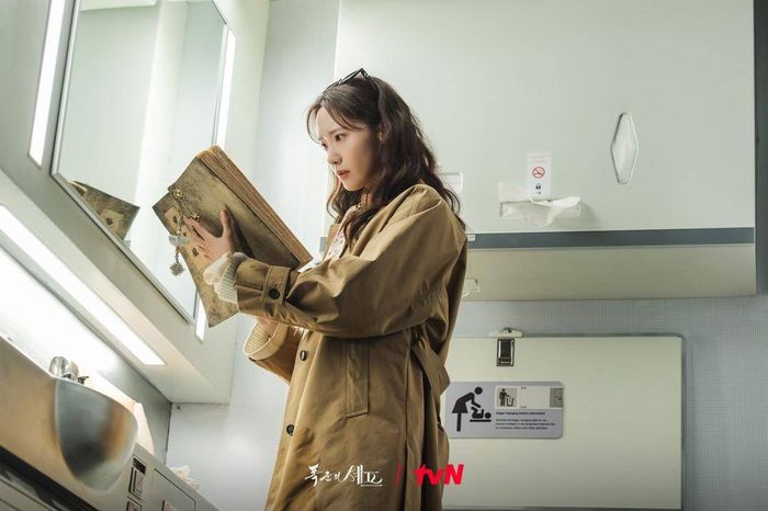 Có vẻ như việc Ji Yeong chạm vào cuốn sách cổ không hề đơn thuần là sự tình cờ.