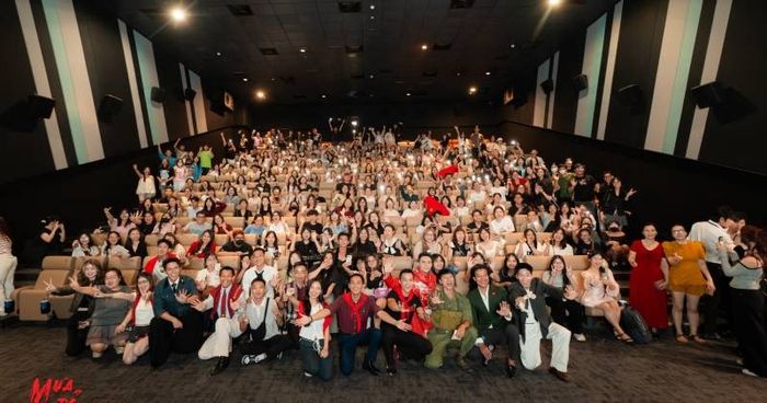 Mưa Đỏ tổ chức chiến dịch cinetour qua hai thành phố lớn: Hà Nội và Thành phố Hồ Chí Minh.