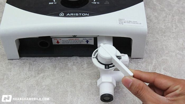 may-nuoc-nong-ariston-xu-xu-nuoc-nao-co-tot-khong-gia-ra-sao-1