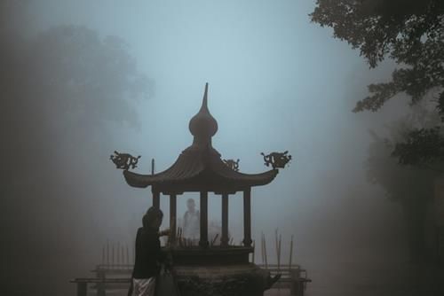 Không nên ra ngoài khi trời tối, vì ma quái thường hay xuất hiện vào ban đêm.