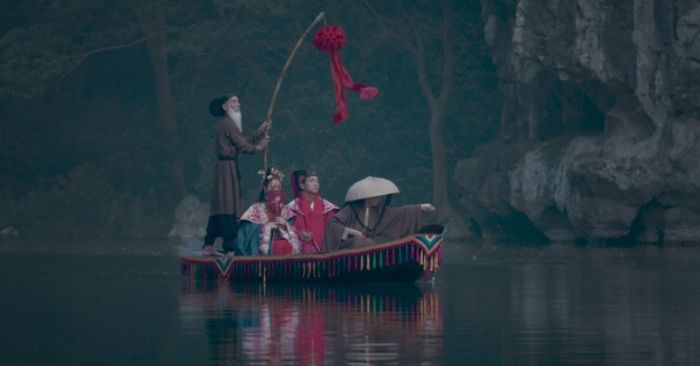 Đám cưới này không chỉ là lễ cưới mà còn là một sự đưa tiễn cuộc đời của cô gái vào một bi kịch không thể ngờ.