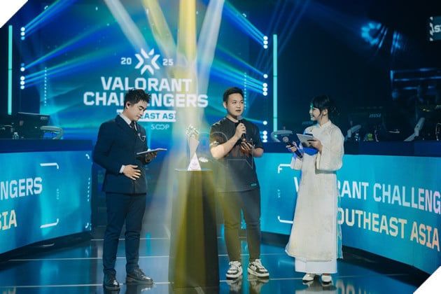 “Siêu trí tuệ” Hà Việt Hoàng đã tham gia trực tiếp vào phần đấu trí cùng người hâm mộ.