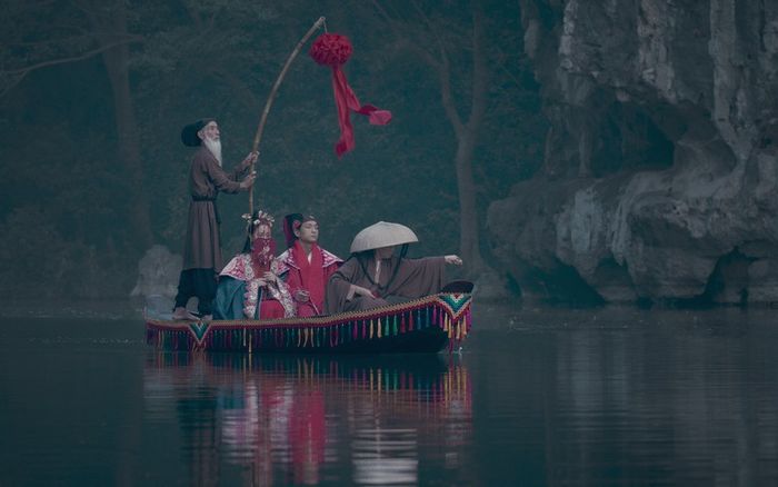 Cảnh đưa dâu trong phần đầu phim mang một không khí u ám, tạo cảm giác căng thẳng, rùng rợn.
