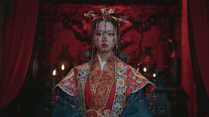 Đêm tân hôn của Nhài diễn ra trong một không khí đầy sợ hãi.