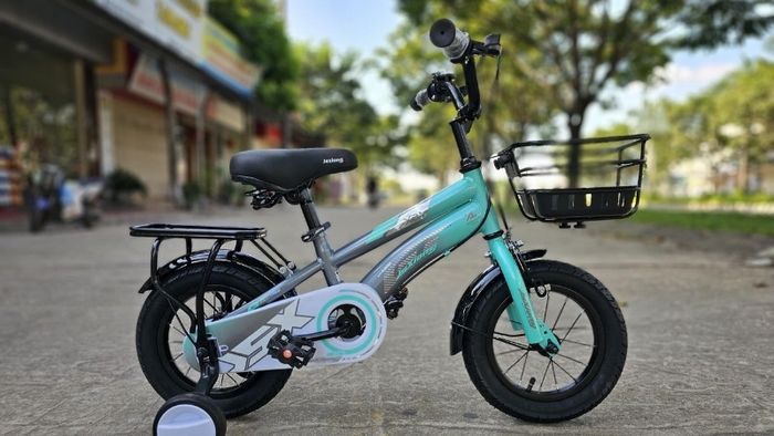 Khám phá bộ sưu tập ảnh xe đạp độc đáo với hơn 50 mẫu mã, từ xe thể thao đến xe địa hình, mang lại cảm hứng cho mọi tín đồ yêu thích xe đạp.