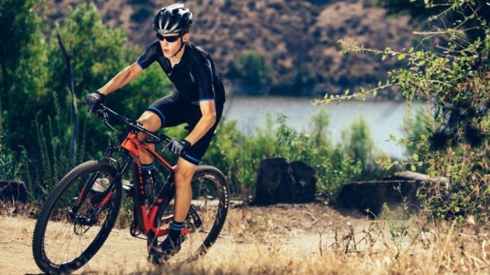 Bộ ảnh xe đạp này mang đến những bức hình đầy cảm hứng, với những chiếc xe từ thể thao đến địa hình, thể hiện sự mạnh mẽ và phong cách độc đáo.