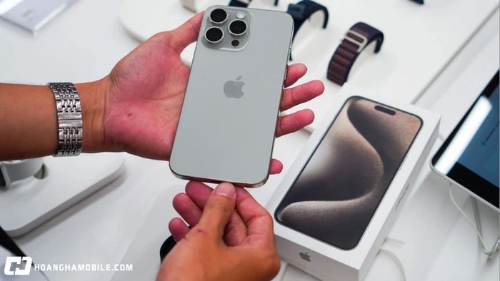 dien-thoai-iphone-15-pro-max-gia-bao-nhieu-va-co-nen-mua-hien-tai-2025-2