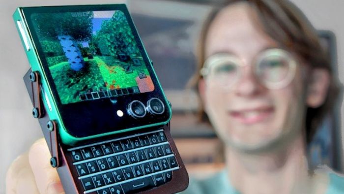 Chiếc điện thoại trượt độc đáo được tạo ra bằng cách lắp bàn phím BlackBerry dưới màn hình Z Flip5 hỏng, mang đến trải nghiệm mới lạ cho người dùng.