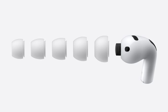 AirPods Pro 3 ra mắt vào đêm 9/9, với đệm tai mút hoạt tính được bổ sung thêm 5 kích cỡ, bao gồm cả kích thước XXS mới. Ảnh: Apple