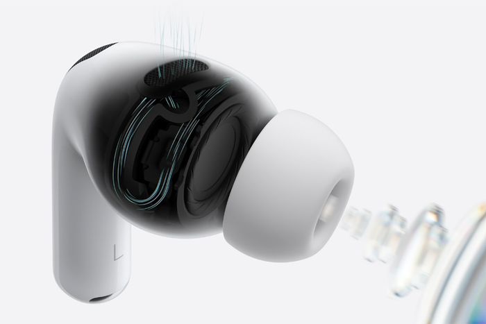 Cấu trúc âm học đa cổng trên AirPods Pro 3 mới giúp cải thiện chất lượng âm bass, đồng thời mở rộng không gian âm thanh. 