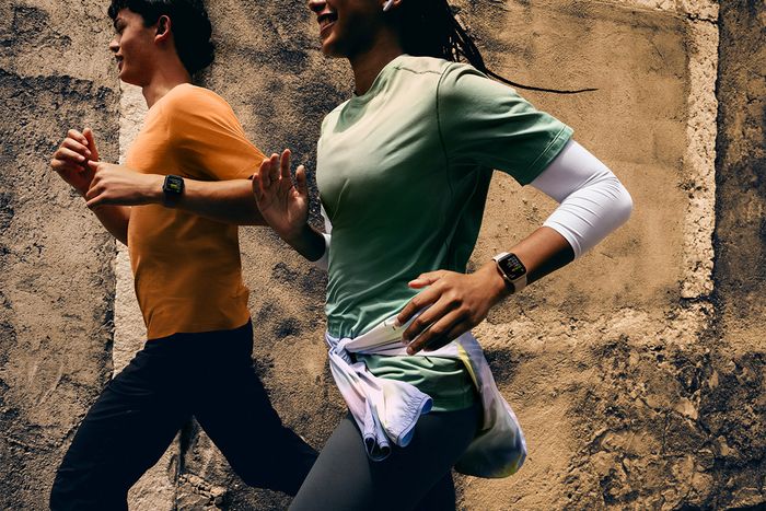 Apple Watch SE 3 hỗ trợ sạc nhanh, có khả năng nạp 80% pin chỉ trong vòng 45 phút. Ảnh: Apple