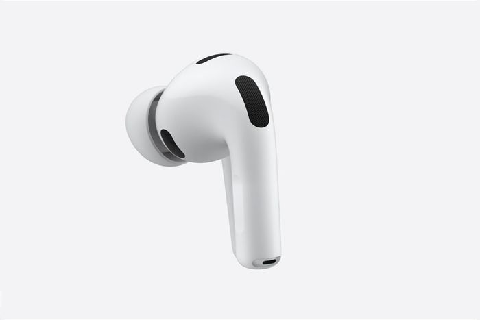 AirPods Pro 3 sở hữu thiết kế mới mẻ, đã được điều chỉnh theo 10.000 bản quét tai để mang đến sự vừa vặn hoàn hảo. Ảnh: Apple