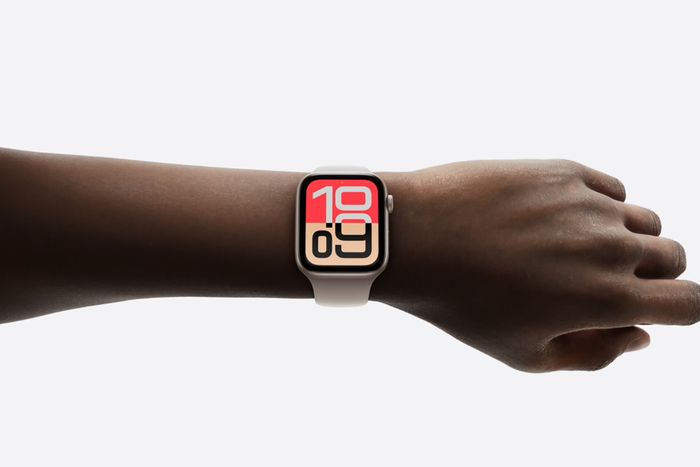 Apple Watch SE 3 trang bị chip S10, mang đến hiệu năng mượt mà và tích hợp nhiều tính năng thông minh. Ảnh: Apple