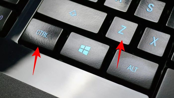 Sử dụng tính năng “Undo” hoặc phím tắt Ctrl + Z khi có lỗi trong quá trình thay thế.