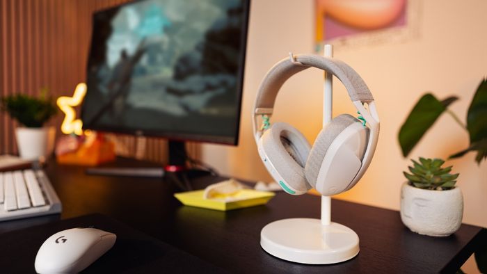 Tai nghe không dây Logitech G321 LIGHTSPEED nhẹ chỉ 210g, với kết nối LIGHTSPEED.