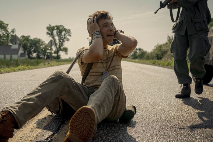 Câu chuyện là một sự chỉ trích mạnh mẽ đối với loại bạo lực vô nghĩa được chính phủ bảo trợ.