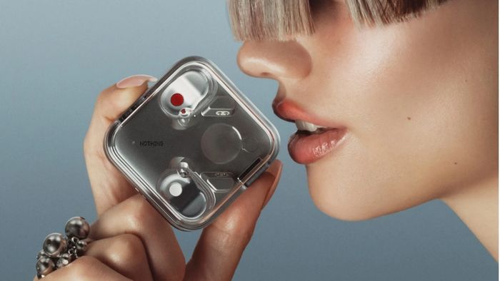 Nothing Ear (3) trang bị công nghệ Super Mic, với hai micro tích hợp ngay trên hộp sạc.