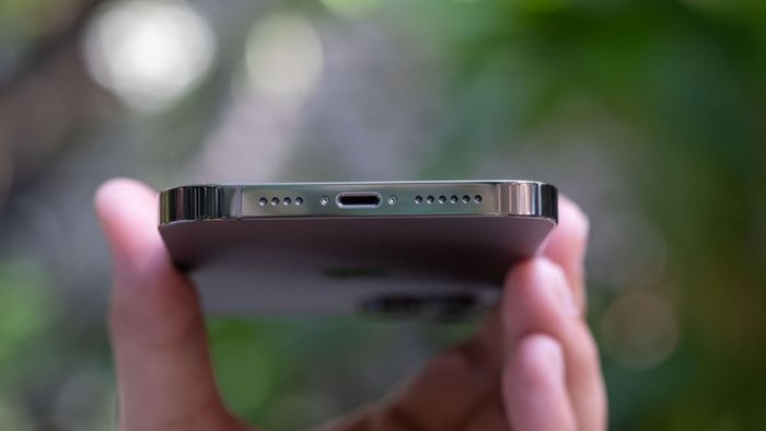 Cách khắc phục lỗi iPhone phát hiện chất lỏng bằng cách vệ sinh cổng sạc