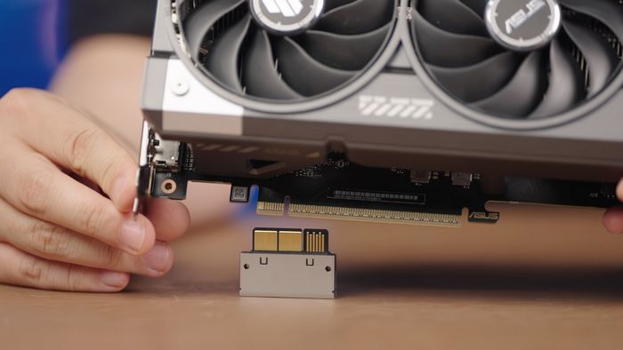 ASUS đã cải tiến thiết kế của cả card đồ họa và bo mạch chủ