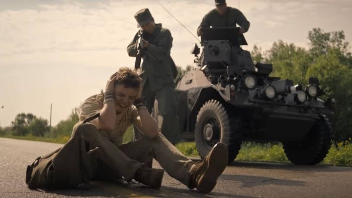 Cho đến khi sự thật tàn khốc bất ngờ khiến họ tan vỡ ảo tưởng