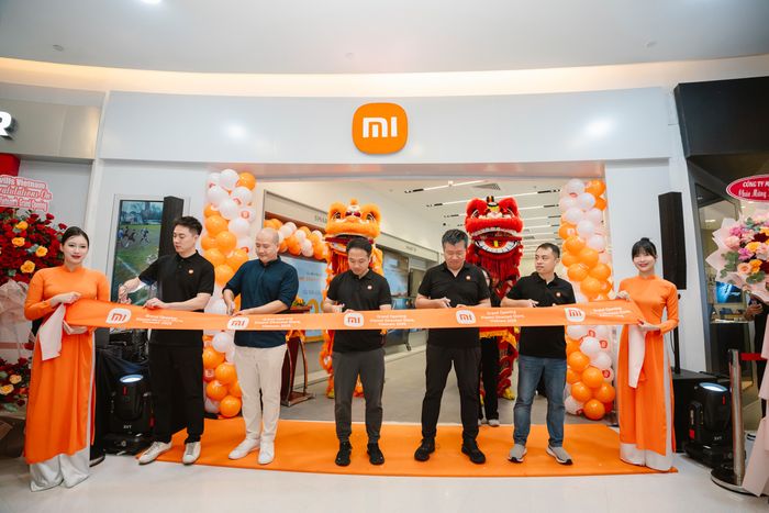 Ban lãnh đạo Xiaomi thực hiện nghi thức cắt băng khánh thành cửa hàng