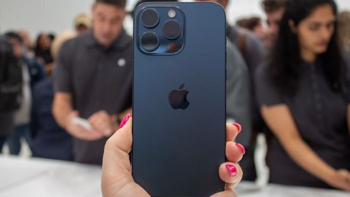 Màu Titan Xanh trên iPhone 12 là một trong những sắc màu nổi bật từng gây sốt ngay khi ra mắt.