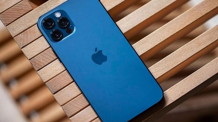 Màu xanh dương iPhone 12 là một trong những sắc màu gây sốt ngay khi ra mắt.