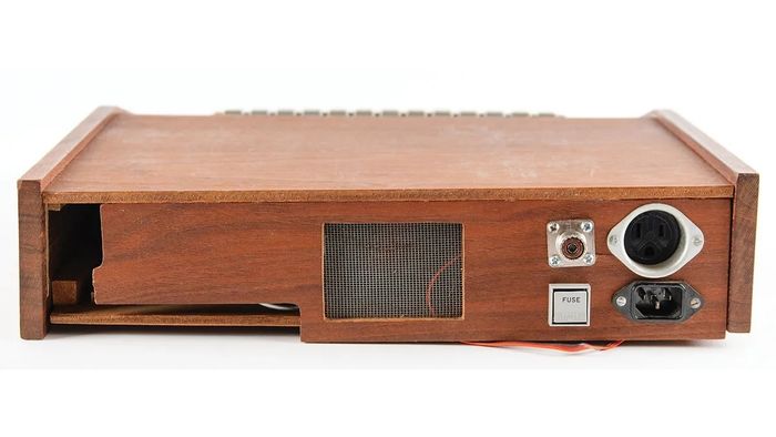Một chiếc máy tính Apple-1 cực kỳ quý hiếm vừa được bán với giá 475,000 USD (tương đương 12.5 tỷ VNĐ).