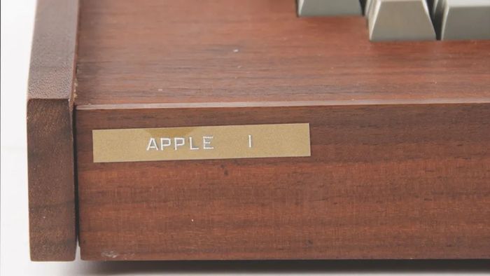Được xem là một trong chín chiếc Apple-1 vỏ gỗ Byte Shop duy nhất còn sót lại.