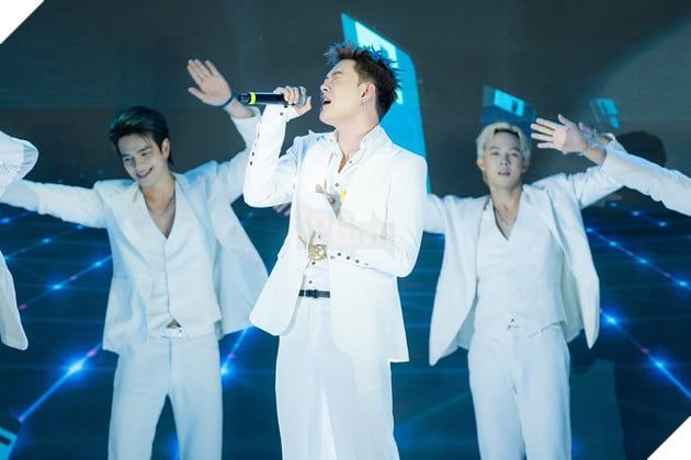 Ca sĩ Dương Domic đã trình diễn ca khúc mới “Không Thời Gian” cùng với bản hit “Tràn Bộ Nhớ” trong một màn trình diễn sống động.